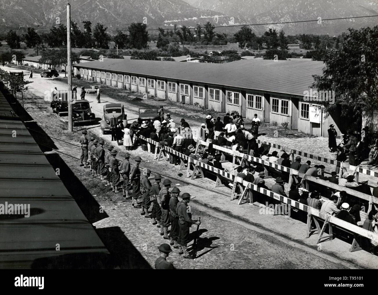 Titel: "Japanische warten auf Registrierung bei der Santa Anita reception center." Der internierung der Japaner während des Zweiten Weltkriegs war die Zwangsumsiedlung und Internierung in Lagern von 110,000-120,000 Menschen japanischer Abstammung (62 % der Internierten wurden US-Bürger) durch Präsident Roosevelt kurz nach Japans Angriff auf Pearl Harbor bestellt. Japaner wurden auf der Grundlage der lokalen Bevölkerung Konzentrationen und regionale Politik eingesperrt. Stockfoto