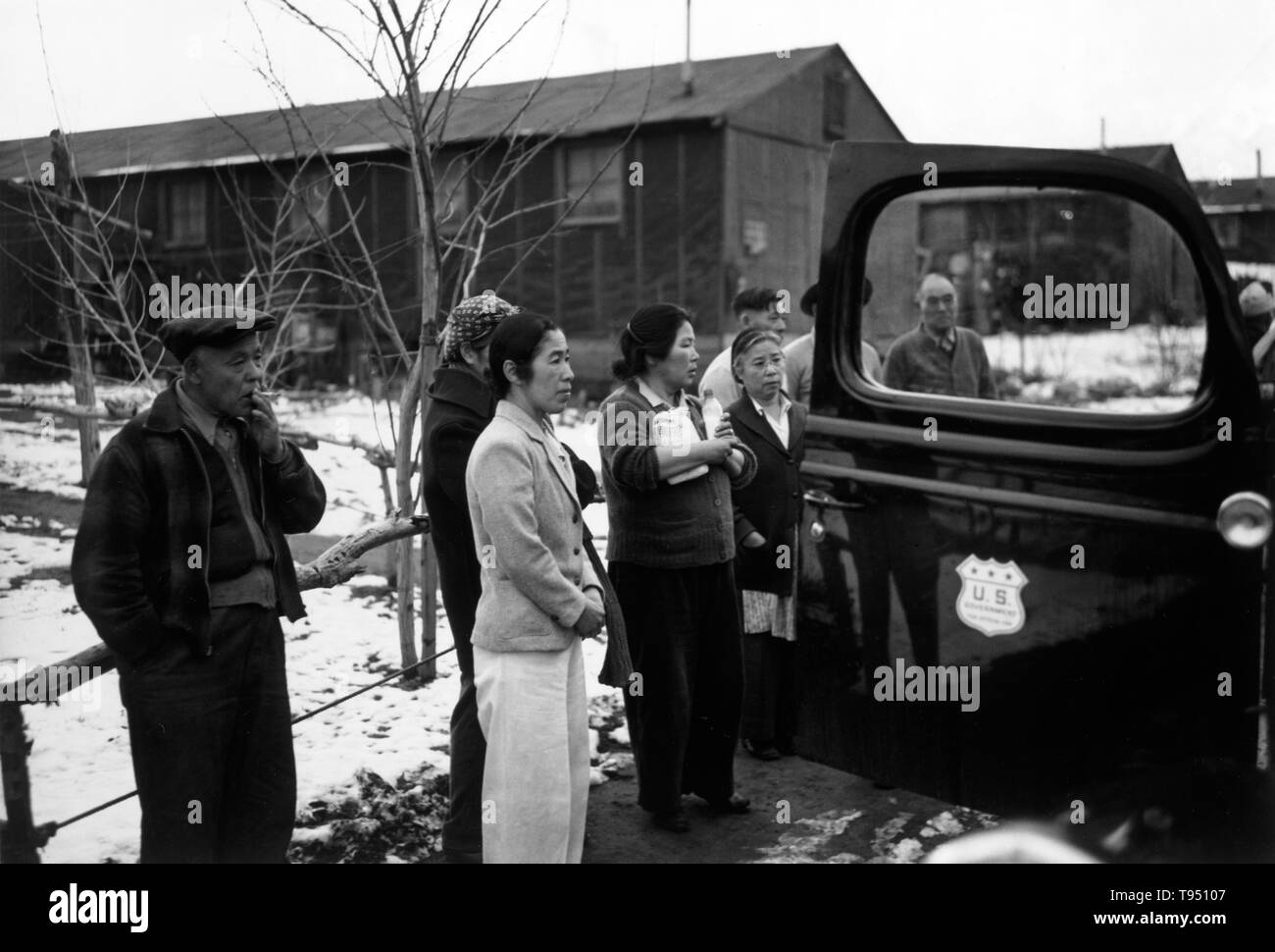 Mit dem Titel: "Relocation Abreise II, manzanar Relocation Center." Der internierung der Japaner während des Zweiten Weltkriegs war die Zwangsumsiedlung und Internierung in Lagern von 110,000-120,000 Menschen japanischer Abstammung (62 % der Internierten wurden US-Bürger) durch Präsident Roosevelt kurz nach Japans Angriff auf Pearl Harbor bestellt. Japaner wurden auf der Grundlage der lokalen Bevölkerung Konzentrationen und regionale Politik eingesperrt. Stockfoto