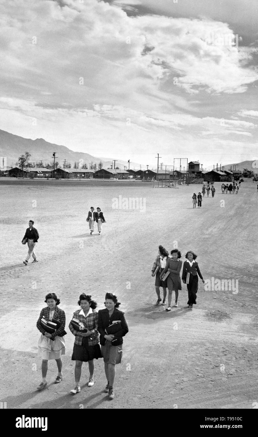 Mit dem Titel: "Schule Kinder, manzanar Relocation Center, Kalifornien.' Der internierung der Japaner während des Zweiten Weltkriegs war die Zwangsumsiedlung und Internierung in Lagern von 110,000-120,000 Menschen japanischer Abstammung (62 % der Internierten wurden US-Bürger) durch Präsident Roosevelt kurz nach Japans Angriff auf Pearl Harbor bestellt. Japaner wurden auf der Grundlage der lokalen Bevölkerung Konzentrationen und regionale Politik eingesperrt. Stockfoto