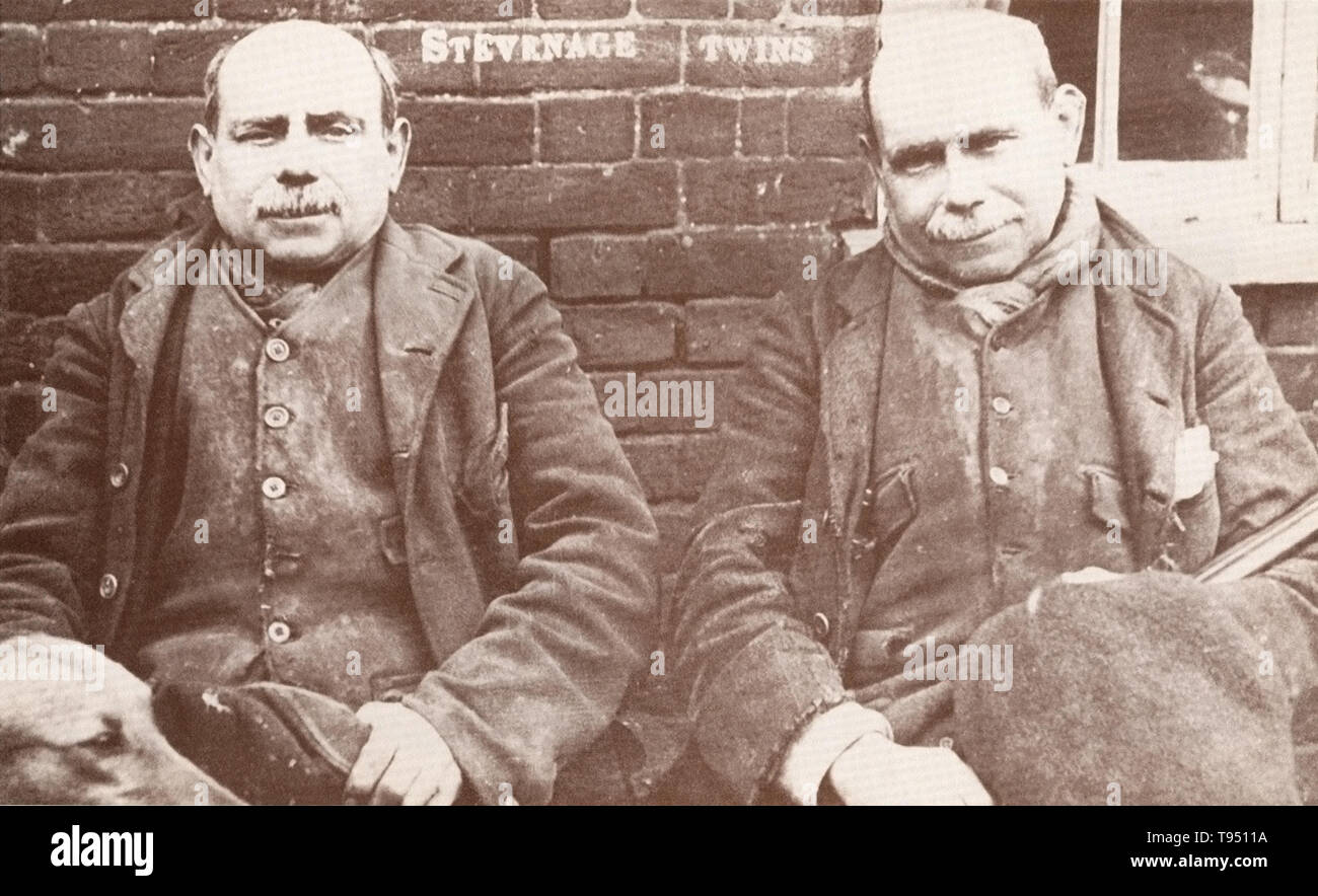 Albert Ebenezer (1857 - 1937) und Ebenezer Albert Fuchs (1857-1926), waren Englisch Wilderer und eineiige Zwillinge als Twin Füchse bekannt. Ein Leben in Kriminalität, sie oft erhielt weg durch Alibis. Wenn Sie waren im Gefängnis Sir Edward Henry verwendet sie und andere Zwillinge, zu beweisen, dass Personen durch Fingerabdrücke, indem er zeigt, dass ihre Fingerabdrücke unterschiedlich waren identifiziert werden konnten. Stockfoto