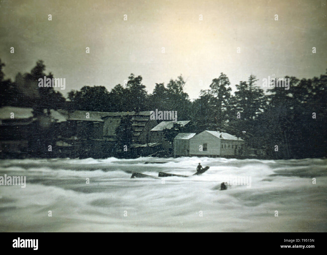 Daguerreotypie zeigt Joseph Avery auf Felsen in der Niagara River gestrandet, Juli 1853. Durch daguerreotypist Platt D. BABBITT fotografiert (1822-1879). Drei Männer fahren in der Niagara River wurden durch die starke Strömung des Flusses überwältigt, die Kontrolle über Ihr Boot verloren und stürzte in einem Felsen. Die aktuelle trug zwei Männer sofort auf die Wasserfälle in den Tod. Die Daguerreotypie zeigt der dritte Mann, auf ein Protokoll, das zwischen zwei Felsen eingeklemmt hatte, gestrandet. Er trotzte der Strom für 18 Stunden bevor er zum Fluss. Das Bild ist ein frühes Beispiel für ein aktuelles Foto. Stockfoto