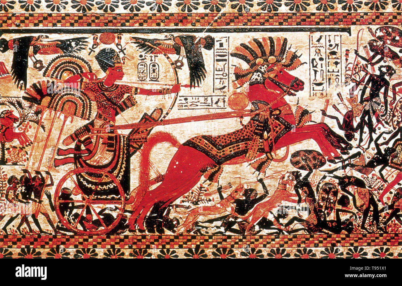 Detail vom Brustkorb dekoriert mit Panels, Tutanchamun in seinem Wagen angreifenden Nubier. Tutanchamun war ein ägyptischer Pharao der 18. Dynastie (regierte 1332 bis 1323 v. Chr.), in der Zeit als das neue Königreich bekannt. Er war der Sohn des Echnaton und einer von Echnatons Schwestern. Er bestieg den Thron 1333 BC, im Alter von neun oder zehn, wobei den Thronnamen Nebkheperure. Als er König wurde, heiratete er seine Halbschwester, Ankhesenpaaten, die später ihren Namen zu Ankhesenamun geändert. Stockfoto