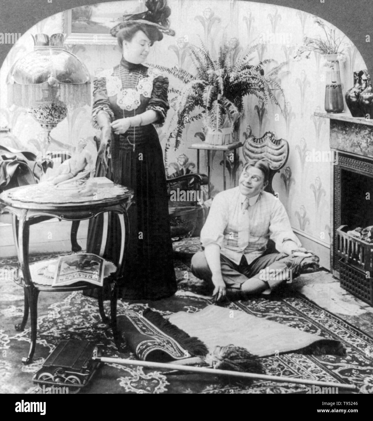 Titel: "Ich bin zum Einkaufen lieber - Abendessen begann, als ich zurück' zeigt eine Frau mit Mann, der Reinigung ist. 7/8 stereograph fotografiert von E.W. Kelley Oktober 14, 1907. Stockfoto