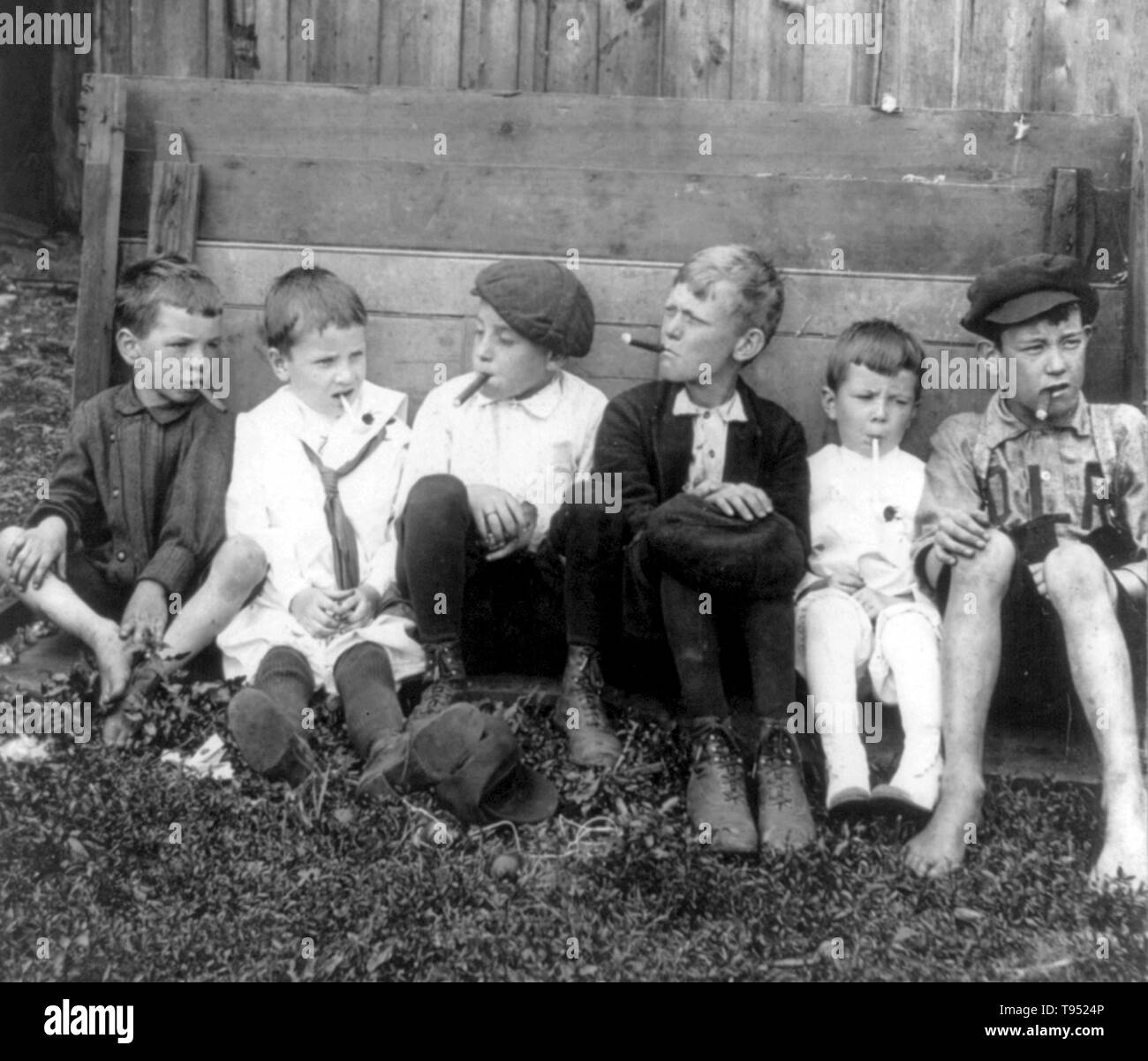 Mit dem Titel: "Das Beispiel zeigt sechs Jungen rauchen Zigarren. 7/8 stereograph fotografiert von E.W. Kelley, 1906. Stockfoto