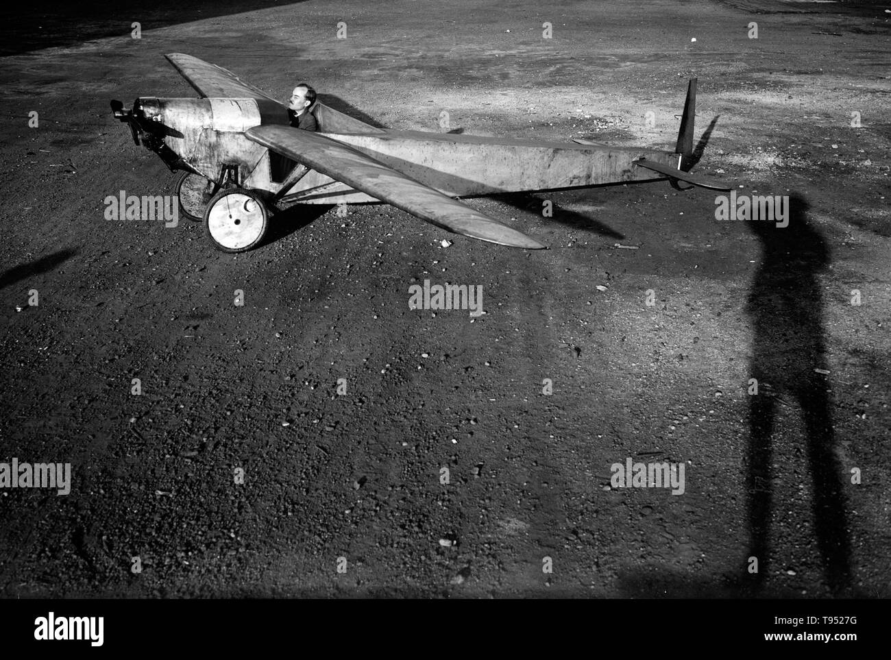 Mit dem Titel: "Wahrscheinlich die kleinste Ebene in der Welt." von Edward Allen von Washington, D.C., und wer war früher Testpilot für Army Air Service während des Zweiten Weltkriegs gebaut. Flugzeug ist mit 9 Ps Motorrad Motor ausgestattet und wiegt nur 205 Pfund, mit Flügel Verbreitung von 27 Fuß Herr Allen, im Cockpit, fliegen Sie oft und vor kurzem erreichten Höhe von 1800 ft., die in der Lage sind, 63 mph. Von Harris & Ewing, 1924 fotografiert. Stockfoto