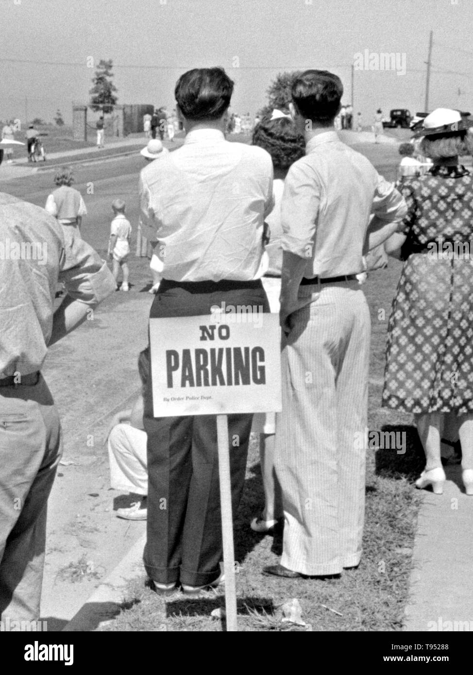 Mit dem Titel: "Marktteilnehmer in seifenkisten Auto Rennen im Juli 4. Feier in Salisbury, Maryland." Die Soap Box ist ein Jugend soapbox car racing Programm, das in den Vereinigten Staaten seit 1934 ausgeführt wurde. Wm-Finale werden jedes Jahr im Juli bei Derby Abstiege in Akron, Ohio statt. Autos konkurrieren in diese und ähnliche Ereignisse sind ohne Strom, ganz im Vertrauen auf die Schwerkraft zu bewegen. Stockfoto