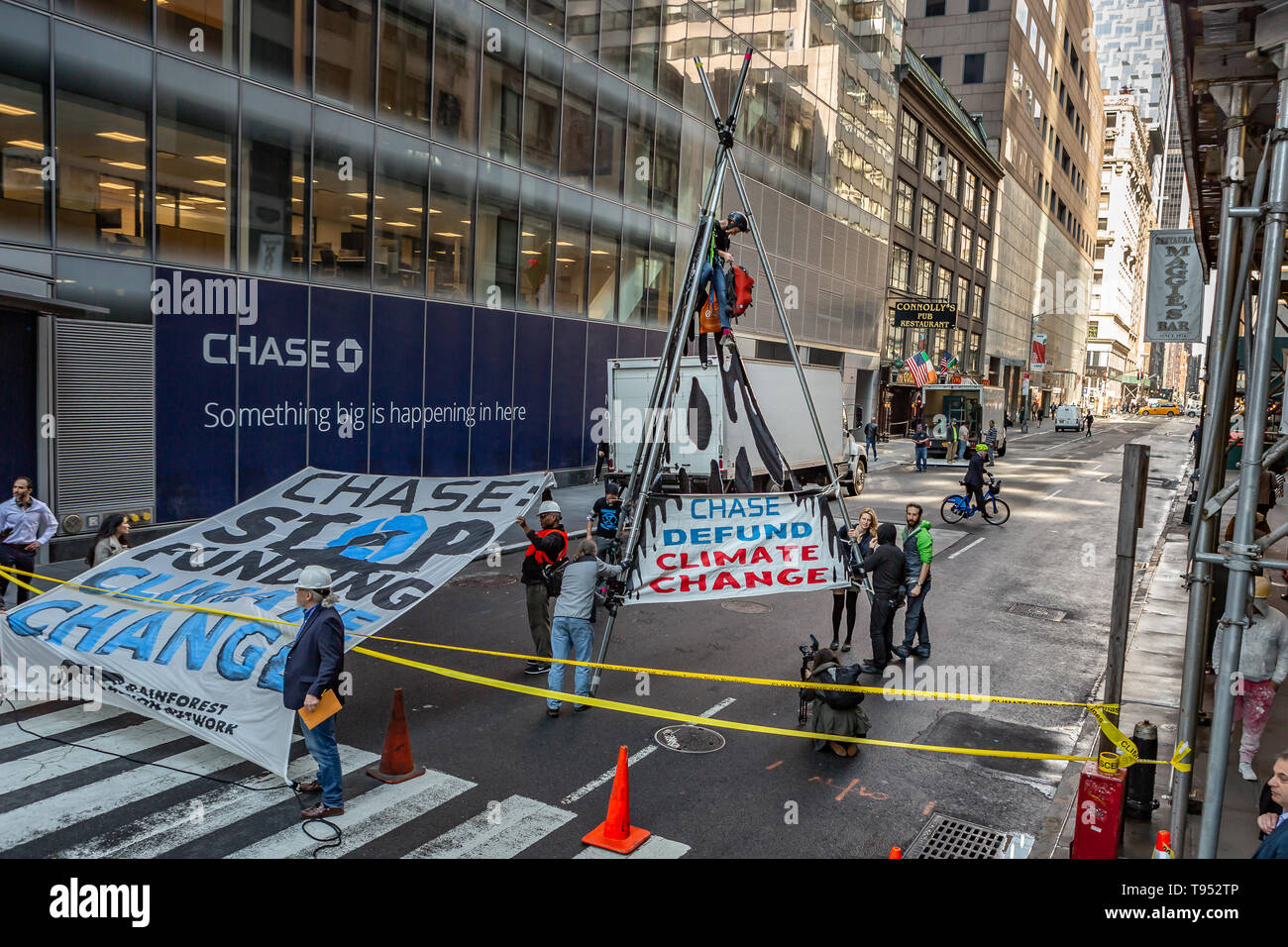 Brooklyn, New York, USA. 16. Mai, 2019. Klima Aktivisten protestieren Chase Bank kontinuierliche Finanzierung der fossilen Energie Industrie durch die Einrichtung eines Stativ - Blockade in Midtown Manhattan, Verschmutzung Verkehr für mehr als eine Stunde. Quelle: Michael Nigro/Pacific Press/Alamy leben Nachrichten Stockfoto