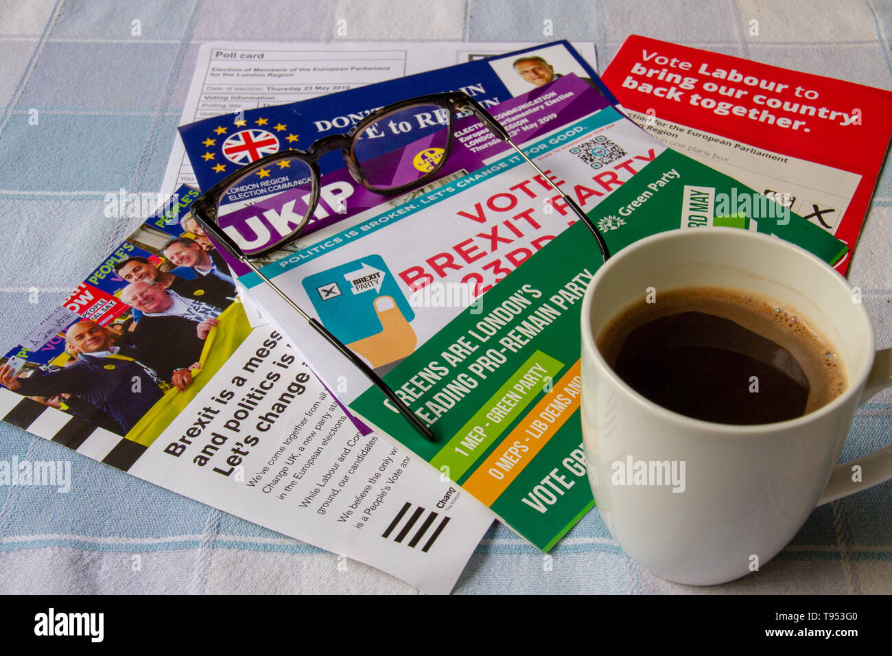 Tasse schwarzen Kaffee und Gläser auf Merkblätter zu den Wahlen zum Europäischen Parlament Stockfoto
