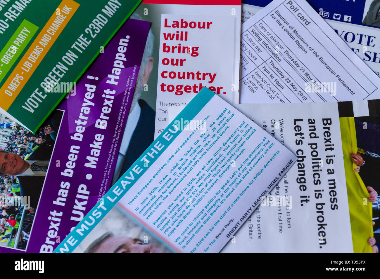 Ansicht von oben der Umfrage Karte & Wahl Material für die Wahlen zum Europäischen Parlament 2019 in Großbritannien, zeigt verschiedene Meldungen aus der Parteien, Landschaft. Stockfoto