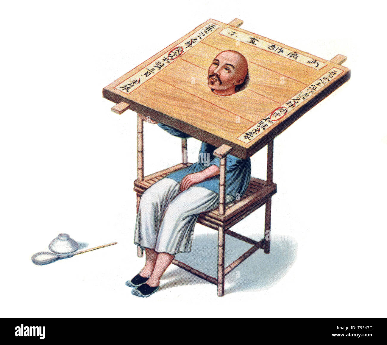 Eine cangue ist ein Gerät, das für die öffentliche Demütigung und Züchtigung in China und einigen anderen Teilen in Ostasien und Südostasien bis in die frühen Jahre des 20. Jahrhunderts verwendet wurde. Eine typische cangue würde bestehen aus einem großen, schweren flaches Brett mit einem Loch in der Mitte groß genug für den Hals einer Person. Der Vorstand besteht aus zwei Teilen. Diese Stücke wurden um den Hals ein Gefangener geschlossen und dann befestigt entlang der Kanten durch Sperren oder Scharniere schließen. Stockfoto