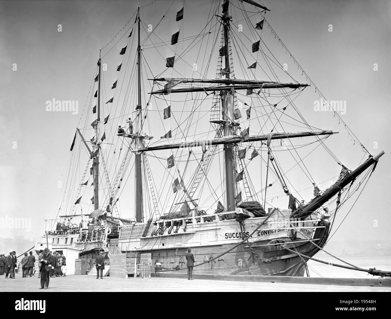 Ein Gefängnis Schiff, oft genauer als Gefängnis hulk beschrieben wird, ist ein aktueller oder ehemaliger Seeschiff, die geändert wurde ein Ort des materiellen Haftbedingungen für Häftlinge, Kriegsgefangene oder zivilen Internierten. Erfolg war eine australische Gefängnis Schiff, im Jahr 1840 bei Natmoo, Birma, für Cockerell & Co. von Kalkutta gebaut. Nach anfänglich Handel rund um den Indischen Subkontinent, sie war nach London Besitzer verkauft und machte drei Reisen mit Auswanderer in Australien während der 1840er Jahre. Stockfoto