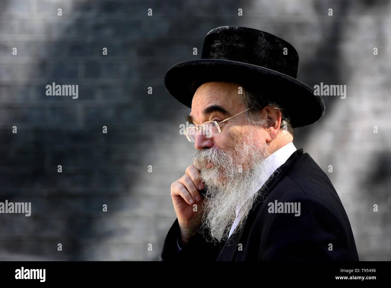 London, England, UK. Abraham Pinter - Haredi Rabbi/Politiker von Stamford Hill, stellt Haredi Interessen an der Londoner jüdischen Forum. Auf seinem Mobi Stockfoto