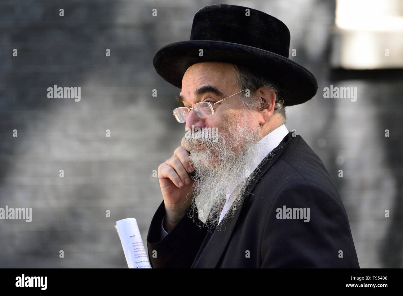 London, England, UK. Abraham Pinter - Haredi Rabbi/Politiker von Stamford Hill, stellt Haredi Interessen an der Londoner jüdischen Forum. Auf seinem Mobi Stockfoto