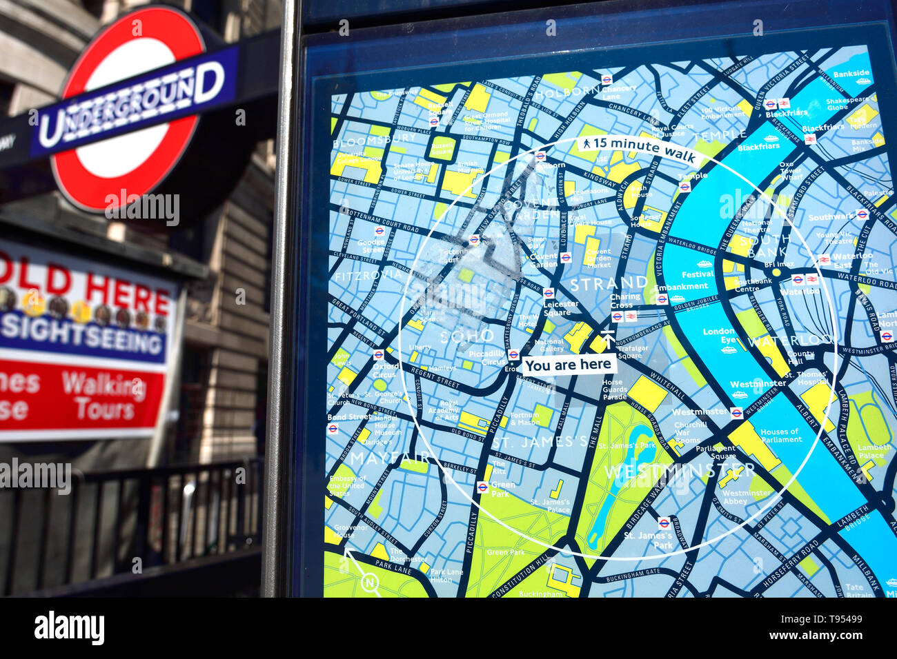 London, England, Großbritannien. "Sie Sind Hier" Touristenkarte am Eingang zum U-Bahnhof Charing Cross Stockfoto