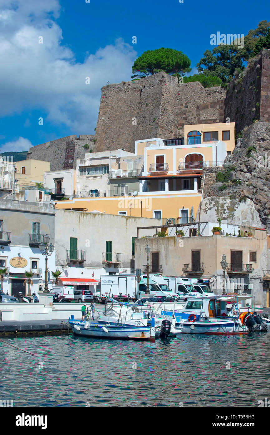 Alle Bilder   Fischerboote im Marina Corta, Lipari Stadt, Insel Lipari, Äolische Inseln, UNESCO Weltkulturerbe Stockfoto