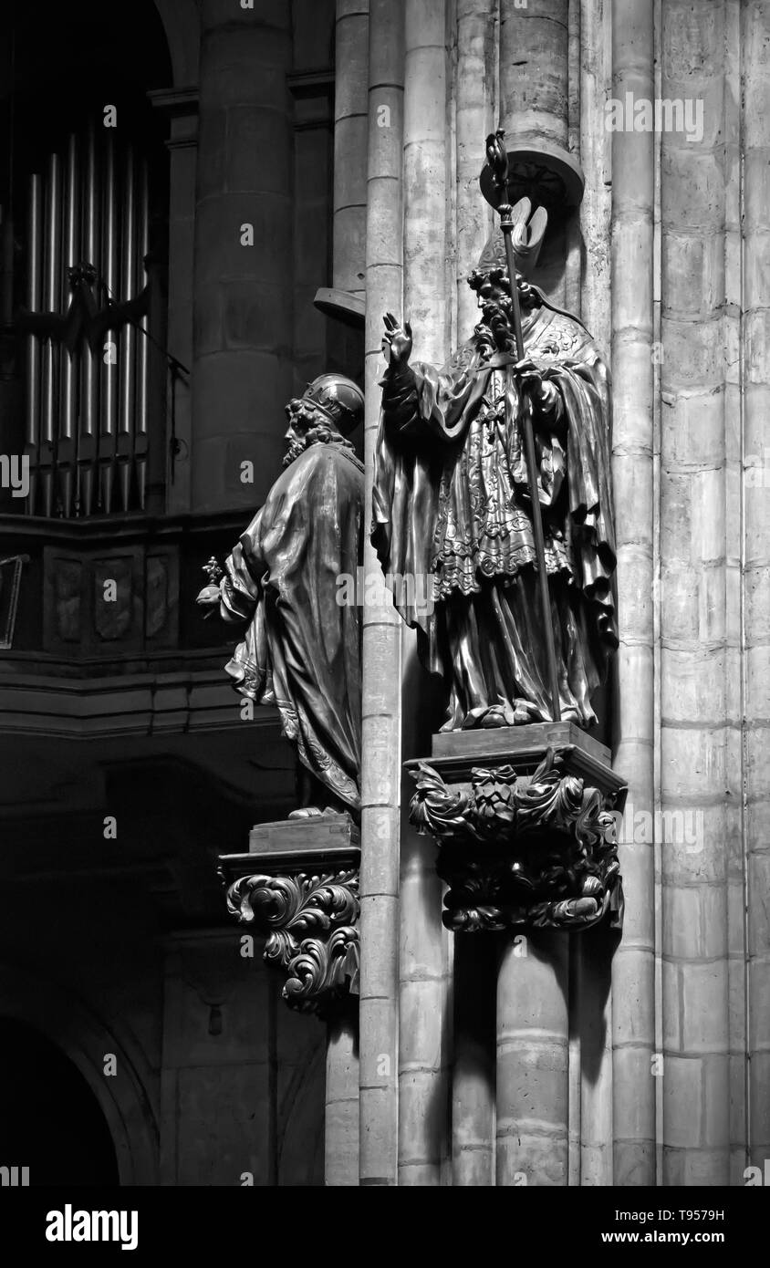 St. Veitsdom in Prag (außen, innen) Stockfoto