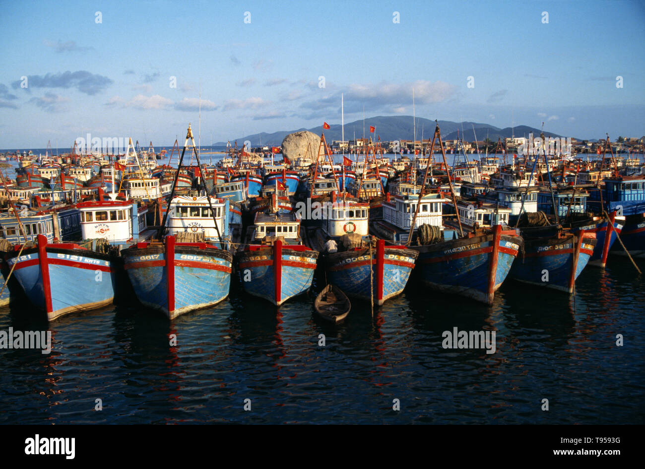 Vietnam. Nha Trang. Reihen von günstig Fischerboote im Hafen. Stockfoto