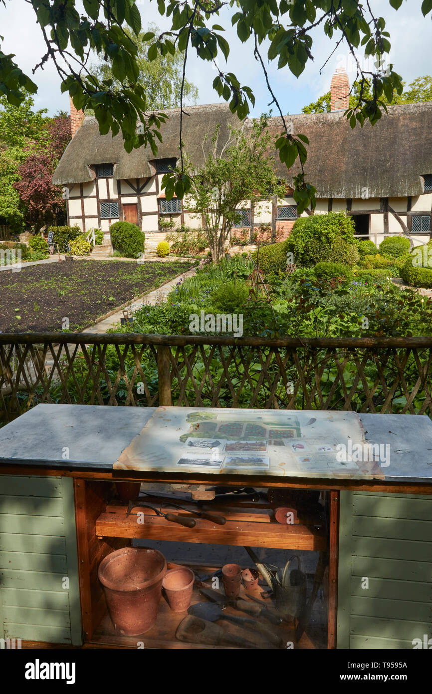 Anne Hathaway's Cottage aus der Cottage Garden, Shottery, in der Nähe von Stratford-on-Avon Warwickshire, England, Vereinigtes Königreich, Europa Stockfoto