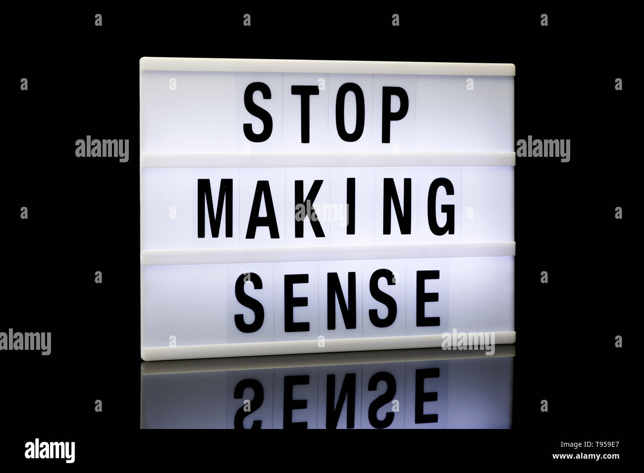 Stop sinnvoll, den Satz in der Lightbox auf schwarzem Hintergrund nieder geschrieben, Stockfoto