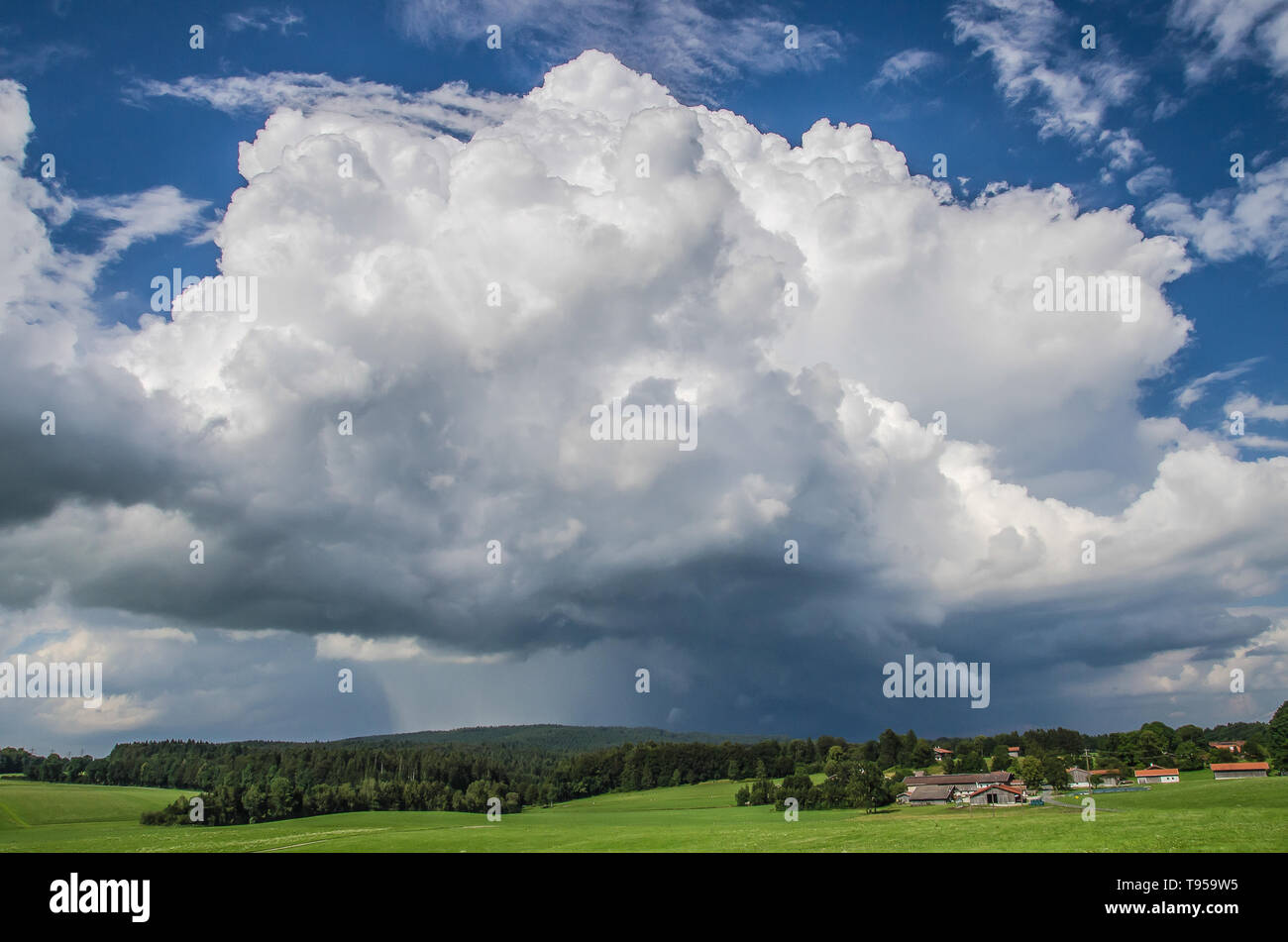 Einer der größte einzelne Wolken, die ich je in den alpinen Hochland von Bayern gesehen haben Stockfoto