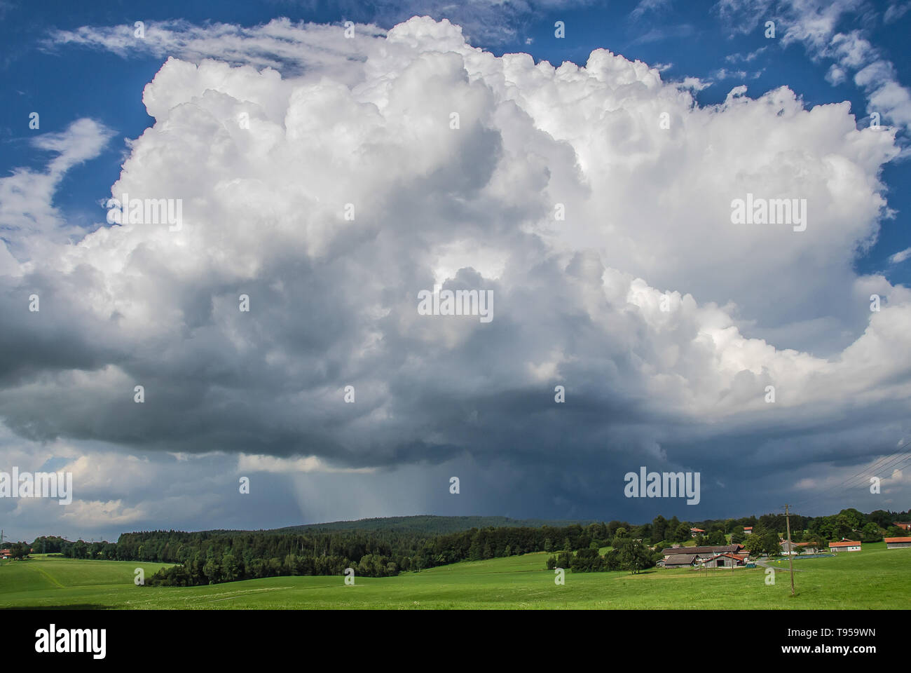 Einer der größte einzelne Wolken, die ich je in den alpinen Hochland von Bayern gesehen haben Stockfoto