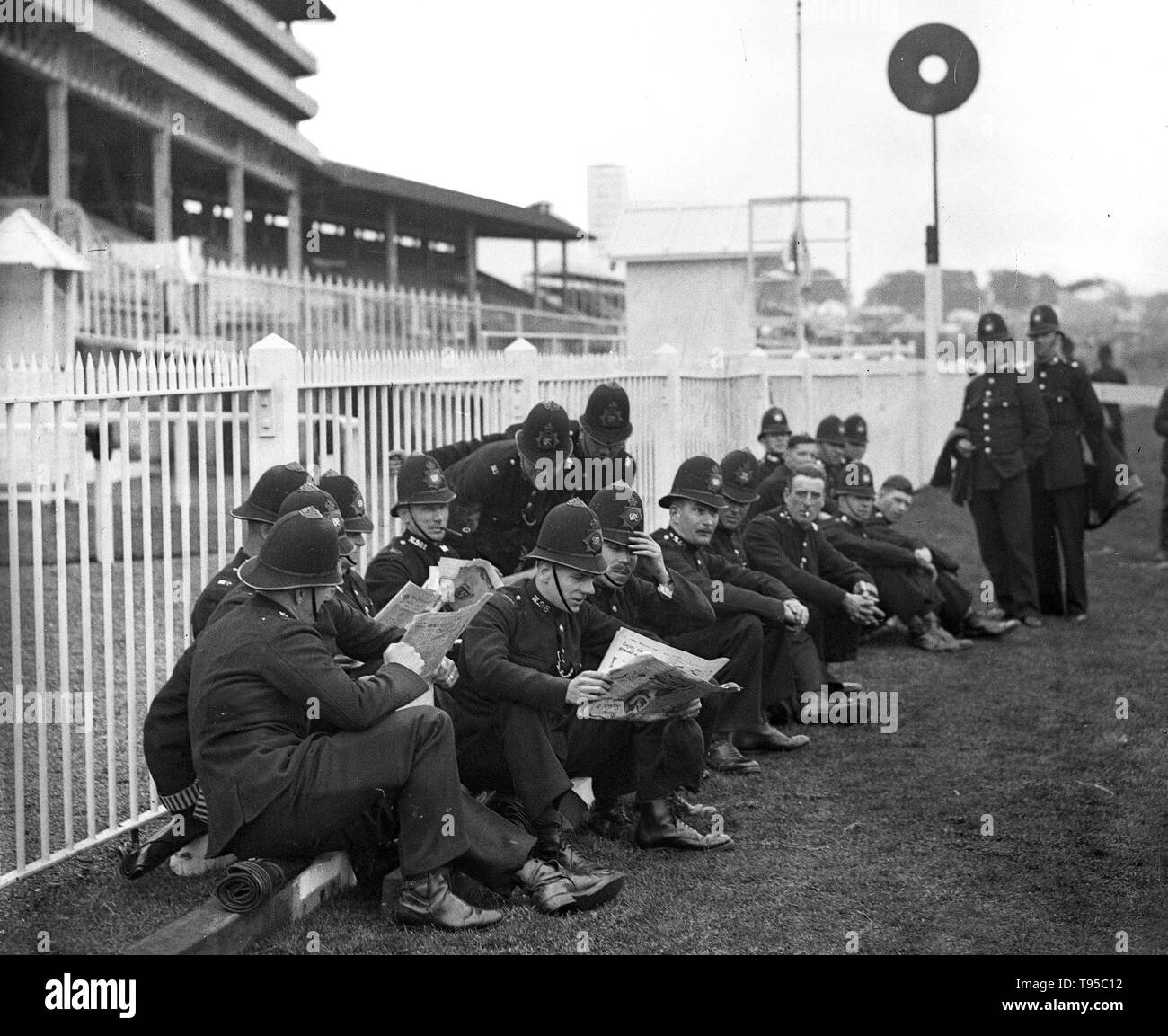 Britische Polizisten Kontrolle für Racing Tipps im Epsom Derby Rennen im Juni 1932 Stockfoto