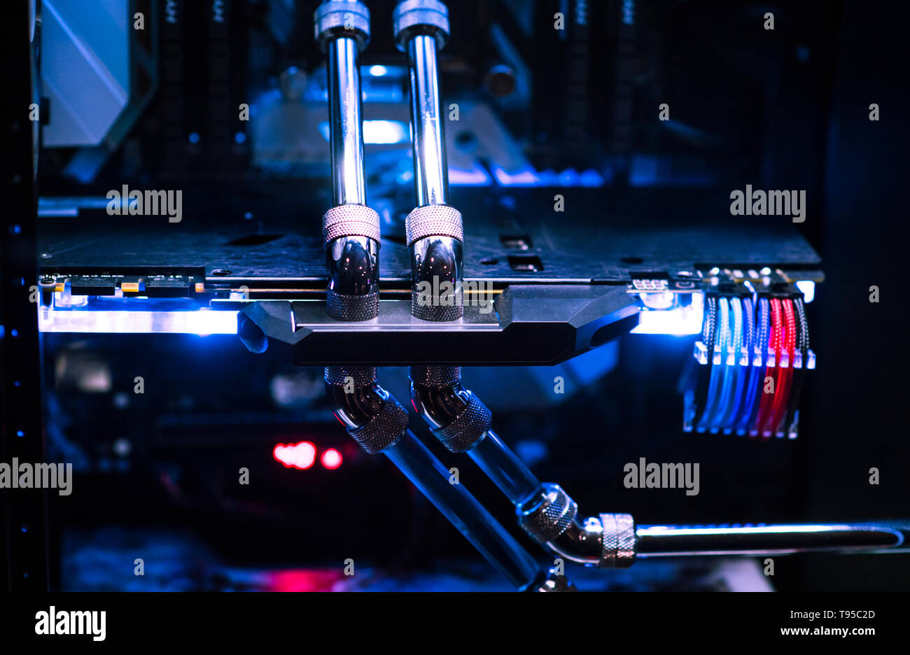 In einem leistungsstarken Computer. Computer Circuit Board und CPU Lüfter durch interne LEDs innerhalb einer Serverklasse computer beleuchtet. Stockfoto