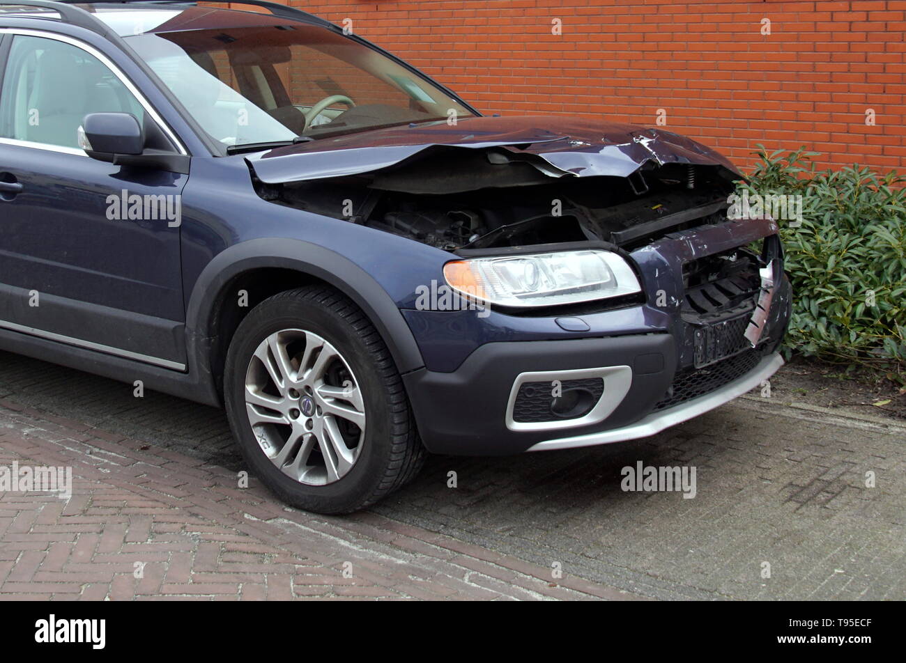 Naarden, Niederlande - 25 März 2018: Volvo V70 mit Unfallschäden durch die Seite der Straße geparkt. Niemand im Fahrzeug Stockfoto