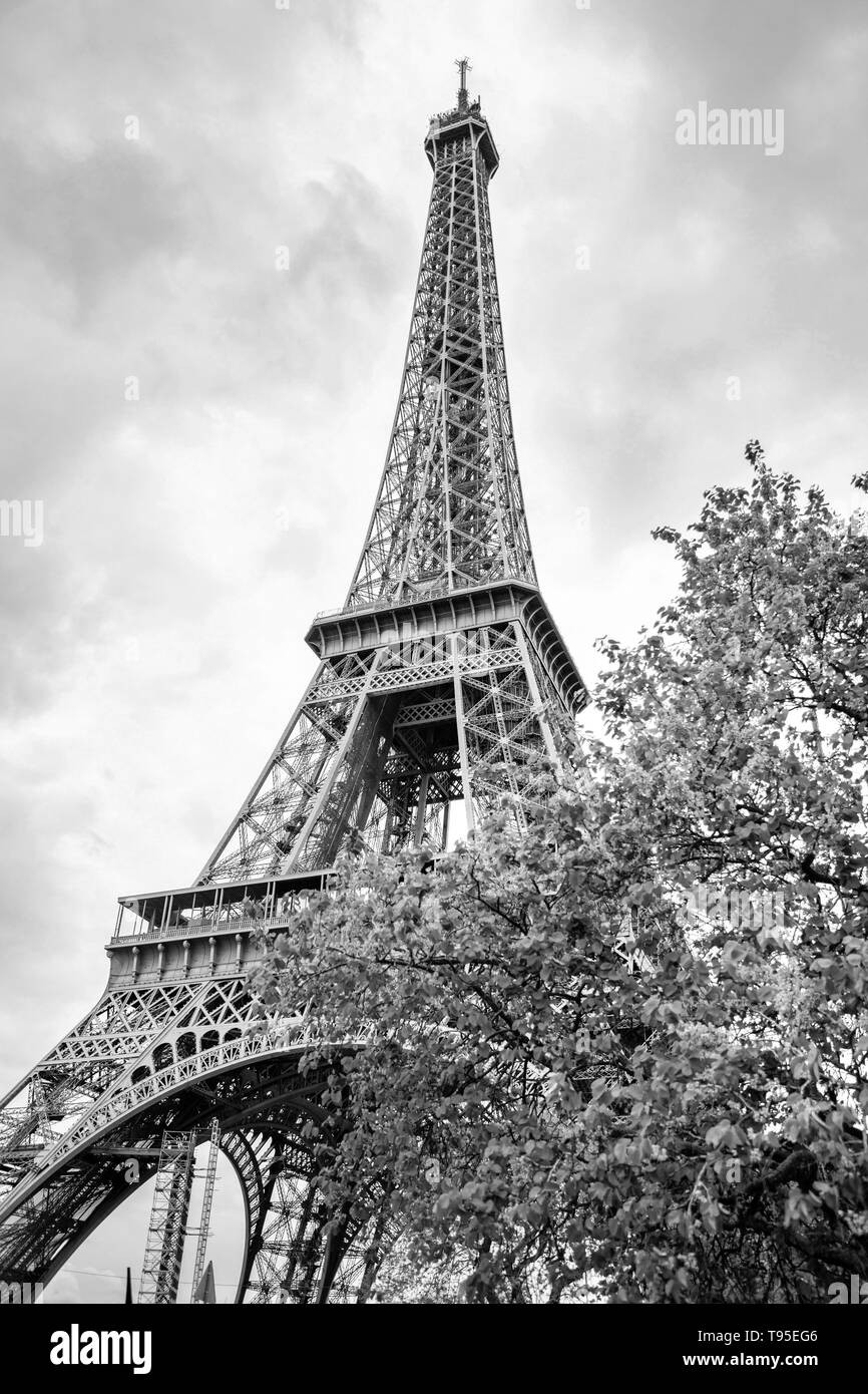 Blick von der Unterseite der Eiffelturm in Paris in den bewölkten Tag, in Frankreich, in den Farben Schwarz und Weiß Stockfoto