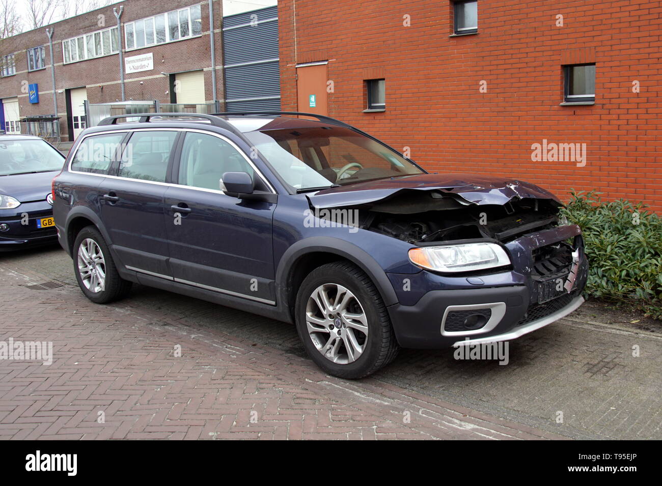 Naarden, Niederlande - 23 März, 2018: Volvo V70 mit Unfallschäden durch die Seite der Straße geparkt. Niemand im Fahrzeug. Stockfoto