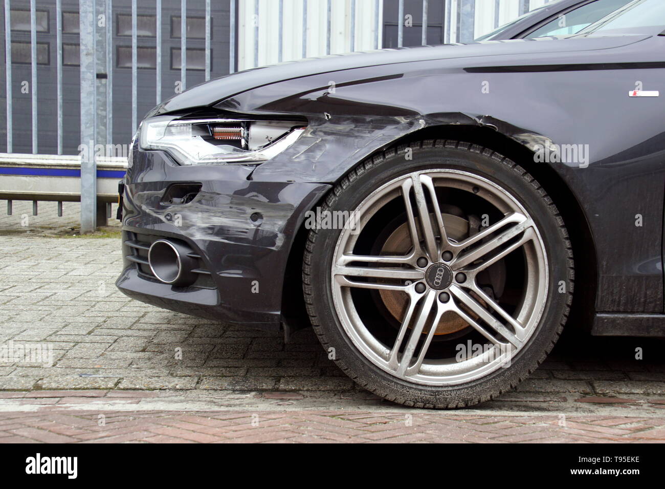 Naarden, Niederlande - 1 April, 2018: Vor einem Audi A6 mit Unfall beschädigt werden. Stockfoto