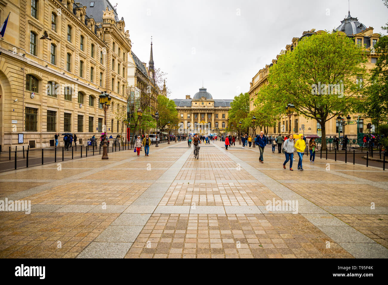 Paris, Frankreich - 25.04.2019: Palais de Justice mit Leuten auf Platz nächste Gebäude in Paris, Frankreich Stockfoto