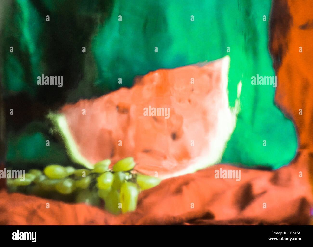 Aquarell Stillleben mit einem Stück roten Wassermelone und ein Bündel grüne Trauben, Sommer Konzept. Stockfoto