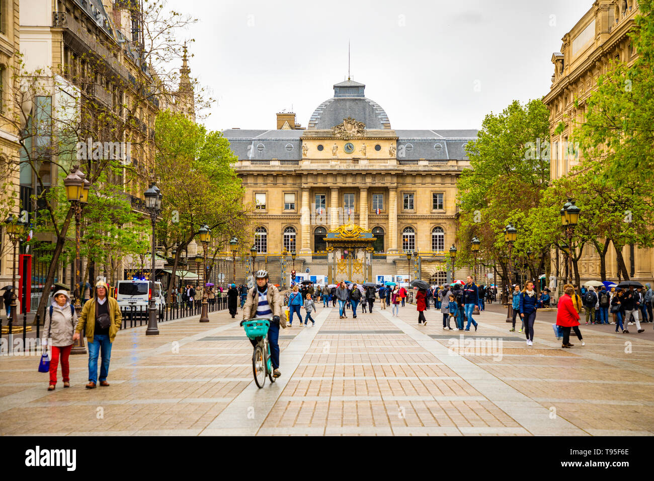 Paris, Frankreich - 25.04.2019: Palais de Justice mit Leuten auf Platz nächste Gebäude in Paris, Frankreich Stockfoto