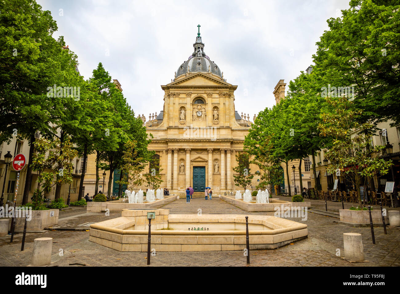 Paris, Frankreich - 24.04.2019: Sorbonne Square und College de Sorbonne, eines der ersten Colleges der mittelalterlichen Universität in Paris, Frankreich Stockfoto