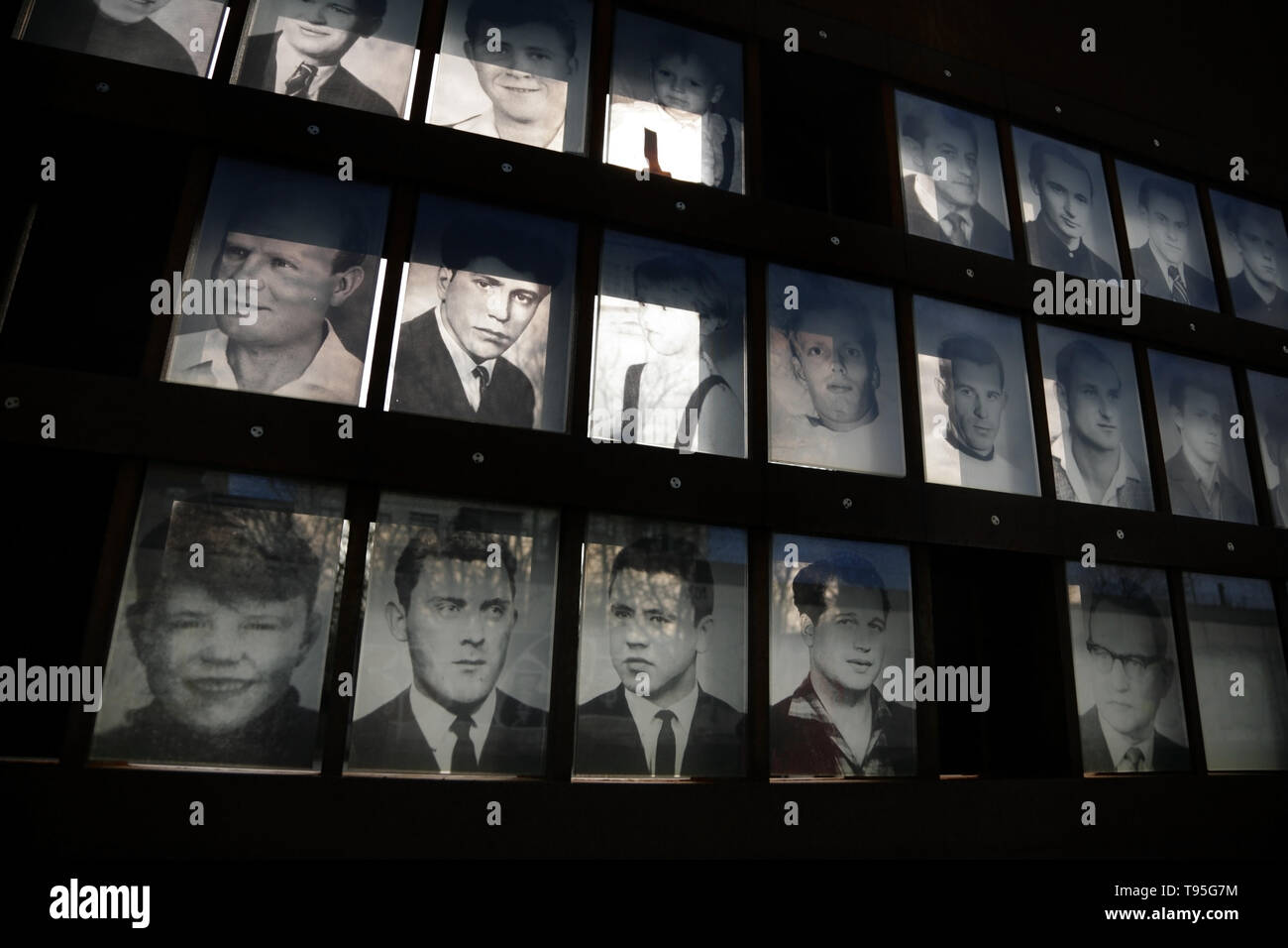 Fotos von Menschen starben beim Versuch die Berliner Mauer zu überqueren, an der Gedenkstätte Berliner Mauer, Bernauer Straße, Berlin, Deutschland. Stockfoto