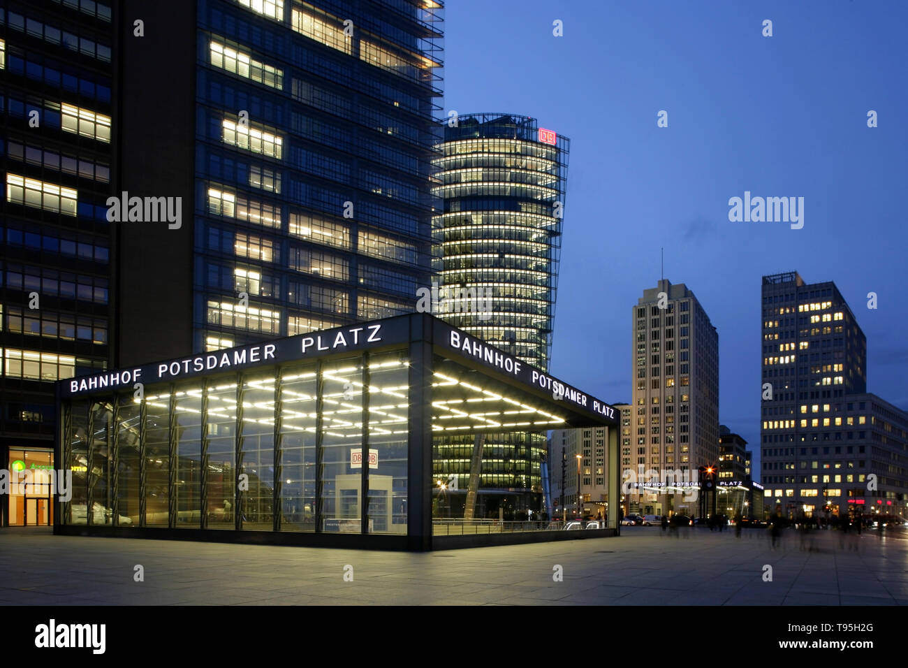 S- und U-Bahnhof Potsdamer Platz, Berlin, Deutschland, mit dem Bahnturm oder DB-Turm im Zentrum. Stockfoto