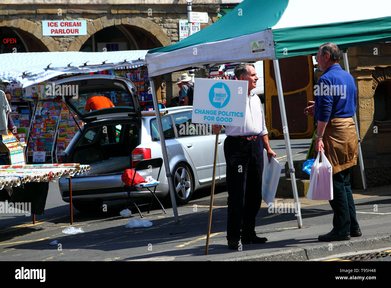 Brexit Partei Unterstützer im Gespräch mit Mitgliedern der Öffentlichkeit werben um die bevorstehenden Wahlen zum Europäischen Parlament Stockfoto