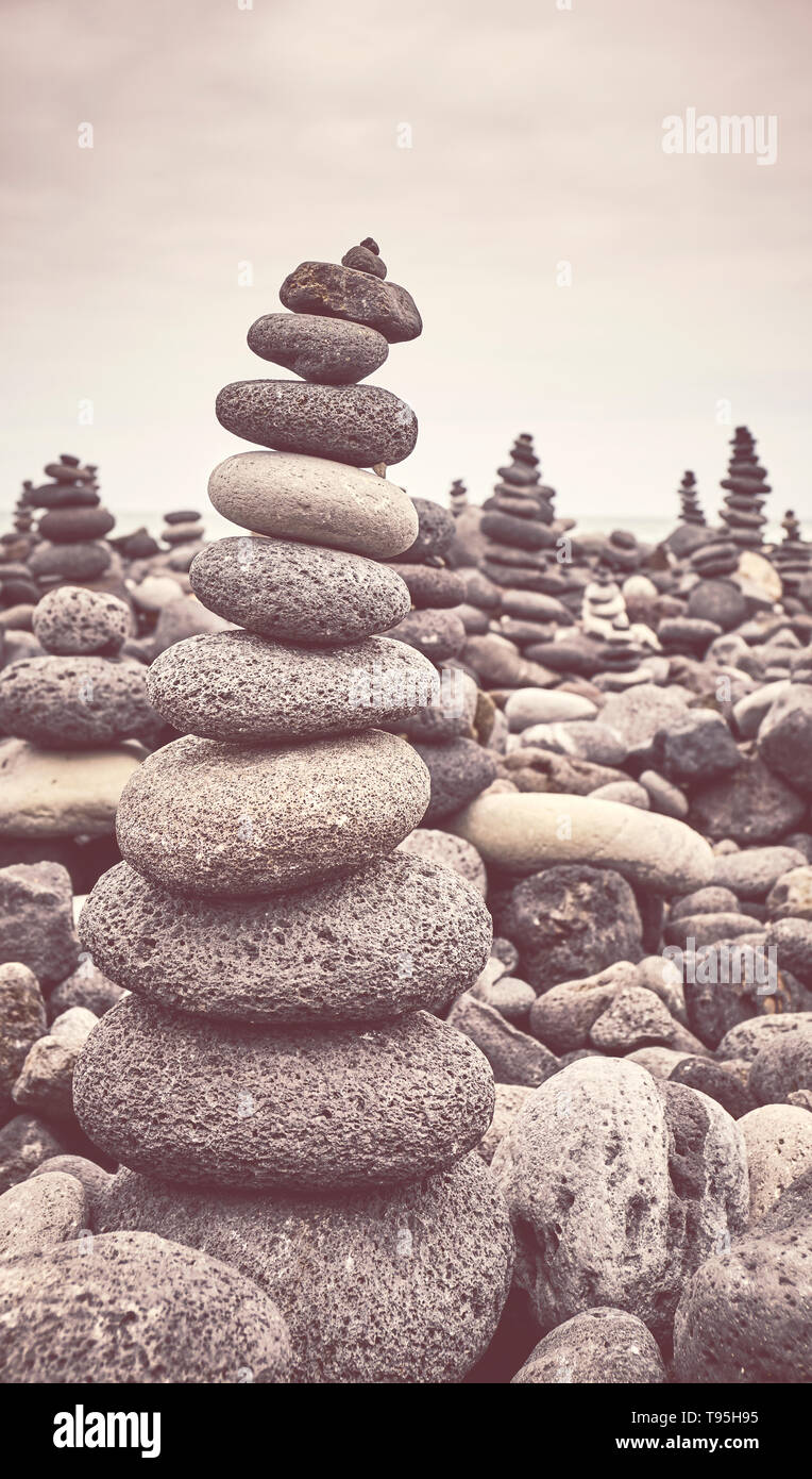 Retro stilisierte Bild eines vulkanischen Steinen am Strand stack, selektive konzentrieren. Stockfoto