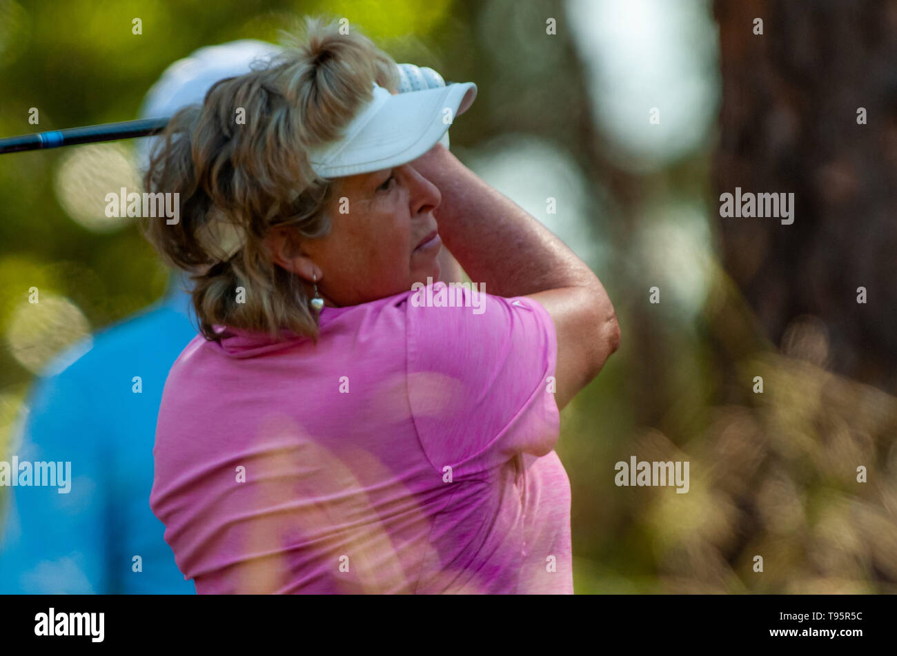 Southern Pines, North Carolina, USA. 16. Mai, 2019. Mai 16, 2019 - Southern Pines, North Carolina, USA World Golf Hall of Fame Mitglied Hollis Stacy von Holmes Beach, Florida spielt ihr Schuss aus der zweiten T-Stück während der ersten Runde die USGA 2 U.S. Senior Frauen Offene Meisterschaft im Pine Needles Lodge and Golf Club, 16. Mai 2019 in Southern Pines, North Carolina. Dies ist die sechste USGA Meisterschaft an der Kiefer, die Nadeln bis 1989 zurück. Credit: Timothy L. Hale/ZUMA Draht/Alamy leben Nachrichten Stockfoto