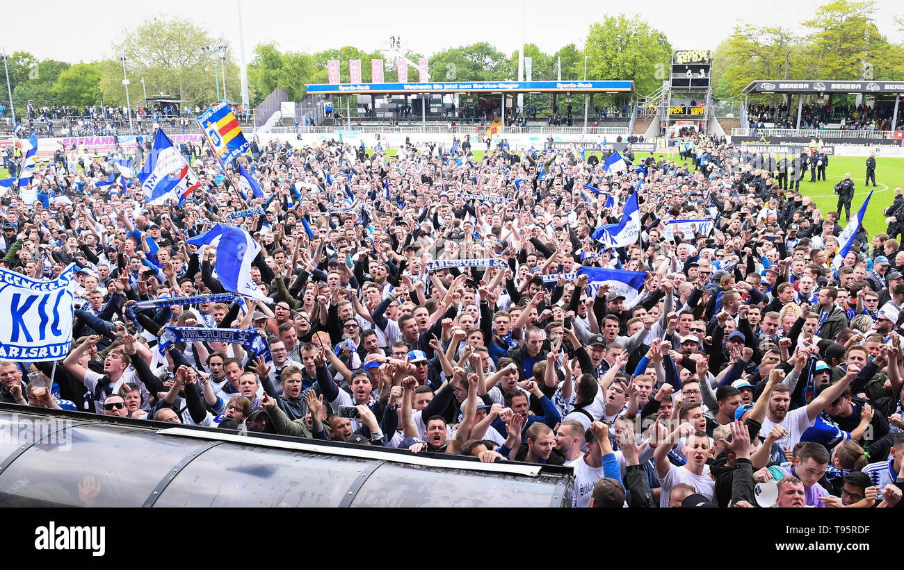 Münster, Deutschland. 11. Mai, 2019. KSC Fans stürzen und Jubel über den Aufstieg. GES/Fußball/3. Liga: Preussen Muenster - Karlsruher SC, 11.05.2019 Fußball: 3. Liga: Preussen Muenster vs Karlsruher SC, Muenster, Mai 11, 2019 | Verwendung der weltweiten Kredit: dpa/Alamy leben Nachrichten Stockfoto