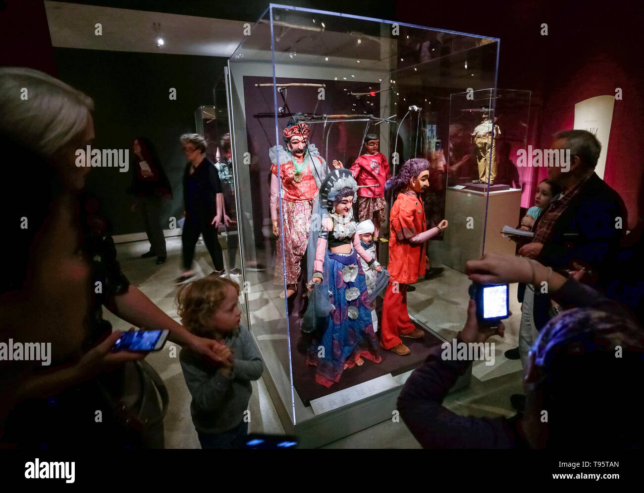 Vancouver, Kanada. 16. Mai, 2019. Leute schauen auf string Puppen aus Sri Lanka an der 'Shadows, Ausstellung Streicher und andere Dinge" im Museum für Anthropologie (MOA) in Vancouver, Kanada, 16. Mai 2019. Die 'Shadows, Streichern und Ausstellung verfügt über andere Dinge" mehr als 250 handgefertigten Puppen aus der Sammlung des MOA und Neuerwerbungen aus China, Brasilien, Italien, Großbritannien und Frankreich zeigten zum ersten Mal der Öffentlichkeit. Credit: Liang Sen/Xinhua/Alamy leben Nachrichten Stockfoto