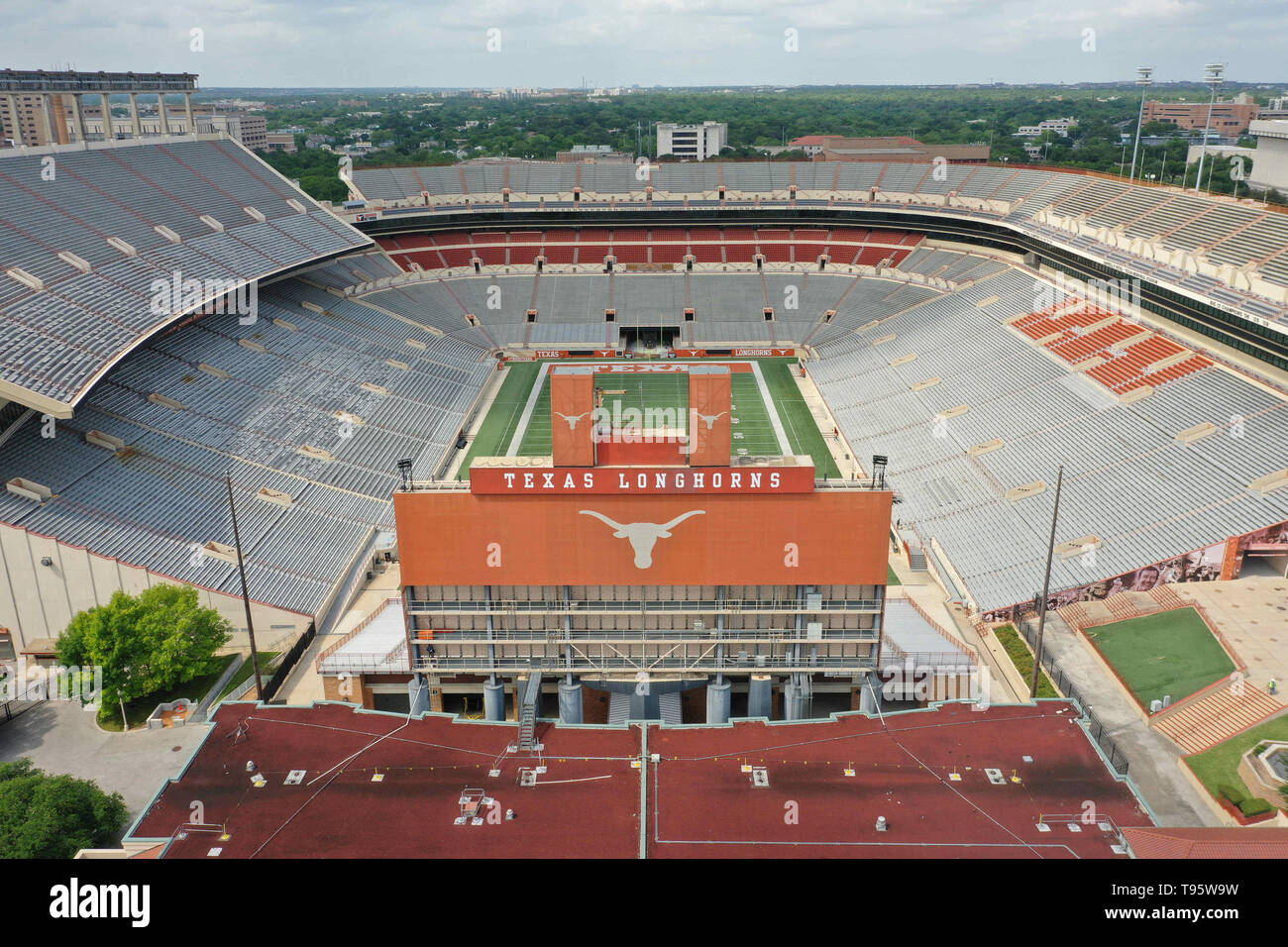 Austin, Texas, USA. 29 Apr, 2019. April 29, 2019 - Austin, Texas, USA: Luftaufnahmen von Darrell K Royal'' "Texas Memorial Stadium in Austin, Texas, USA, auf dem Campus der Universität von Texas in Austin gelegen, ist die Heimat der Longhorns Football Team seit 1924. (Bild: © Walter G Arce Sr Schleifstein Medi/ASP) Stockfoto