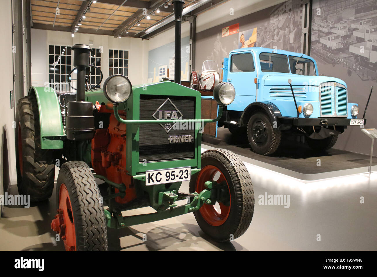 09.November 2017, Deutschland (Deutsch), Zwickau: ein Traktor 'Pionier' (l)  von 1953 in der ständigen Ausstellung der August-Horch-Museum. Im Herbst  1948, begannen die Arbeiten an der "Pionier" Traktor an der Horch Anlage,  auf
