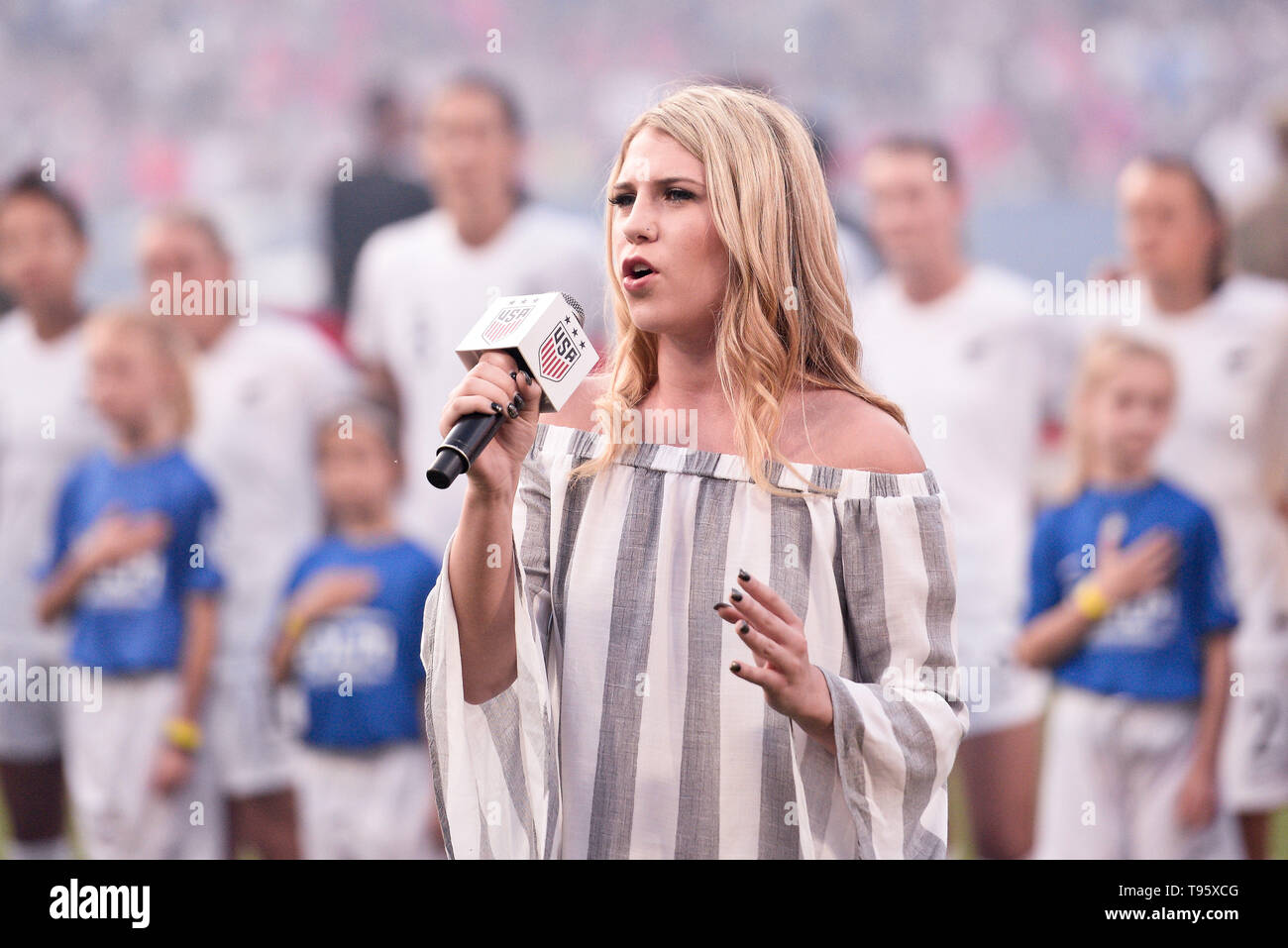 St. Louis, USA. 16. Mai, 2019. Kayla Ruby singt die Nationalhymne während der senden Sie Serie, wie in den Vereinigten Staaten frauen Nationalmannschaft hosted Neuseeland am Busch Stadium in St. Louis City, MO Ulreich/CSM/Alamy leben Nachrichten Stockfoto