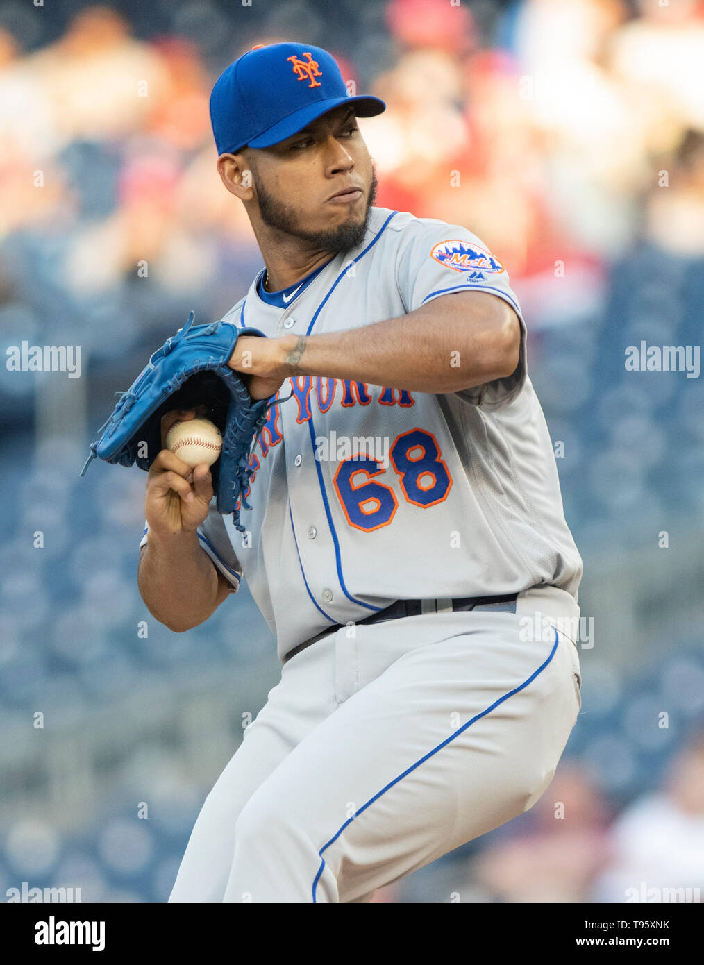 Washington, Vereinigte Staaten von Amerika. 15 Mai, 2019. New York Mets Krug Wilmer Font (68) arbeitet im ersten Inning gegen die Washington Nationals an den Angehörigen Park in Washington, DC am Mittwoch, 15. Mai 2019. Credit: Ron Sachs/CNP (Einschränkung: Keine New York oder New Jersey Zeitungen oder Zeitschriften innerhalb eines 75-Meilen-Radius von New York City) | Verwendung der weltweiten Kredit: dpa/Alamy leben Nachrichten Stockfoto