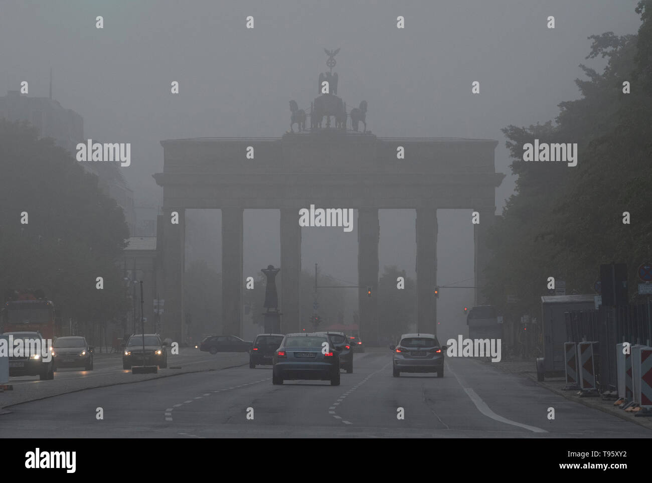 Berlin, Deutschland. 17 Mai, 2019. Dichter Nebel umhüllt das Brandenburger Tor am Morgen. Credit: Paul Zinken/dpa/Alamy leben Nachrichten Stockfoto