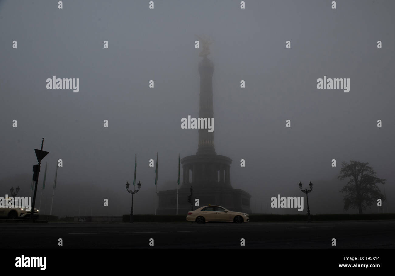 Berlin, Deutschland. 17 Mai, 2019. Dichter Nebel umhüllt die Siegessäule am Morgen. Credit: Paul Zinken/dpa/Alamy leben Nachrichten Stockfoto