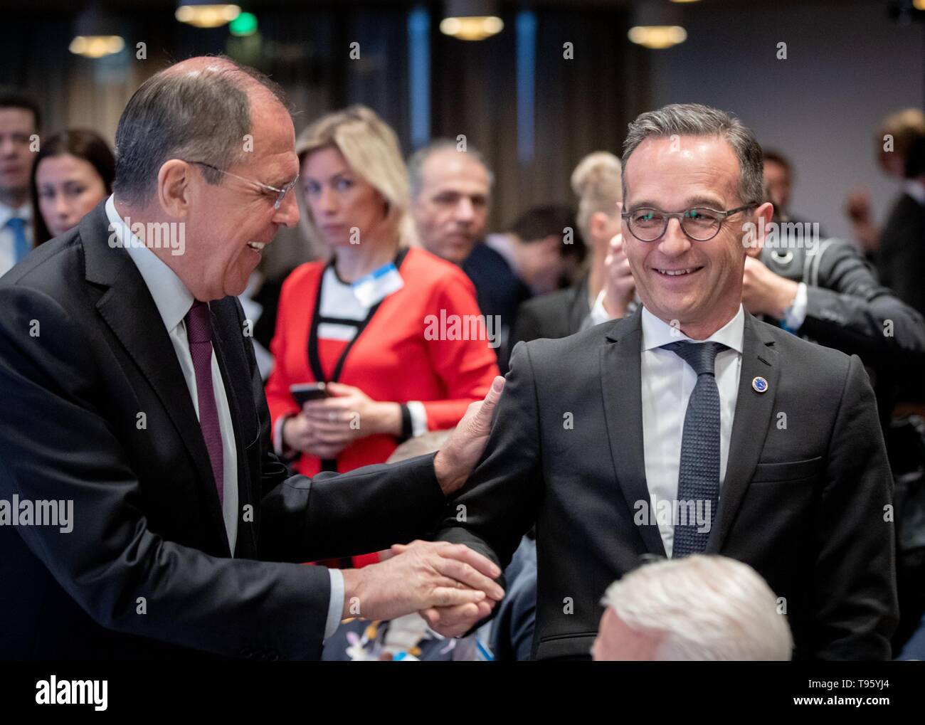 Helsinki, Finnland. 17 Mai, 2019. Heiko Maas (SPD), Außenminister, ist zu Beginn der Sitzung des Ministerkomitees des Europarats in Helsinki von Sergej Lawrow (l), Außenminister von Russland begrüßt. Es wird erwartet, dass der Gipfel in Helsinki wird ein letzter Versuch, die Probleme zwischen dem Europarat und Russland zu lösen. Credit: Kay Nietfeld/dpa/Alamy leben Nachrichten Stockfoto