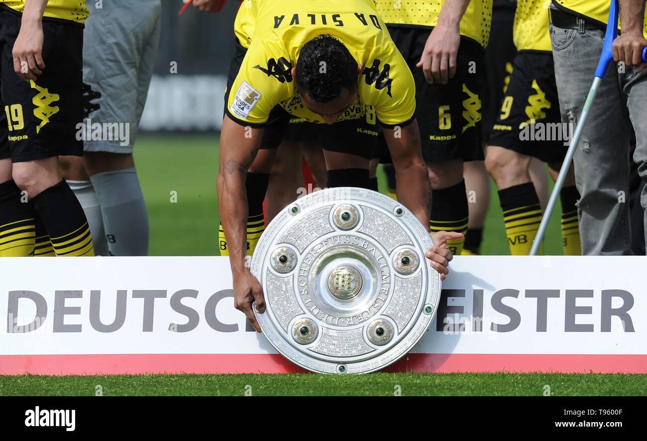 Dortmund, Deutschland. 08 Mai, 2012. firo Fuvuball, Fußball, 08.05.2012 1.Bundesliga, Saison 2011/2012 Deutscher Meister 2011/2012 BVB Borussia Dortmund BVB Funktion Da Silva Orte die Meisterschaft Trophy vor der DFL MNBande Team Foto Team Meisterschaft Meisterschaft Meister Schale das Team Foto heute auf dem Gelände | Verwendung der weltweiten Kredit geschossen wurde: dpa/Alamy leben Nachrichten Stockfoto